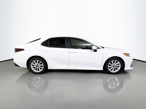 Used 2021 Toyota Camry LE image 3