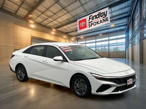Used 2024 Hyundai Elantra SEL FWD image 2