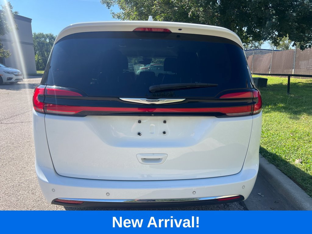 Used 2022 Chrysler Pacifica Touring-L w/ Uconnect Theater Family Group FWD image 7