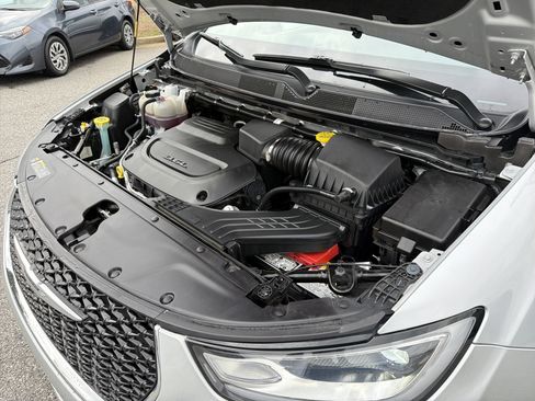 Used 2024 Chrysler Pacifica Touring-L image 23