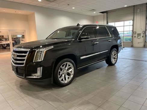 Used 2017 Cadillac Escalade Premium Luxury AWD/4WD image 2