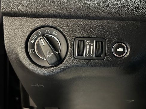 Used 2019 Chrysler 300 Limited w/ Safetytec Plus Group image 37