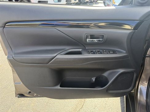 Used 2019 Mitsubishi Outlander SE image 13