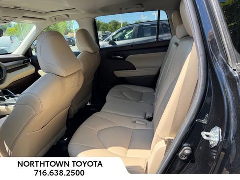 Used 2022 Toyota Highlander XLE AWD/4WD image 12