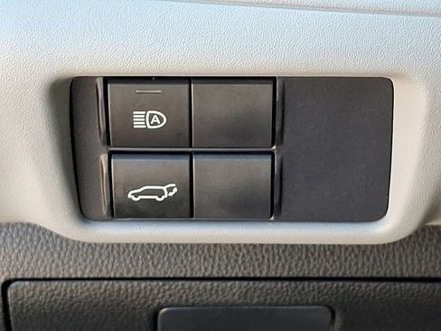 Used 2021 Toyota Highlander LE image 28