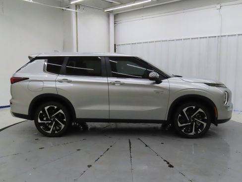 New 2025 Mitsubishi Outlander SE image 2