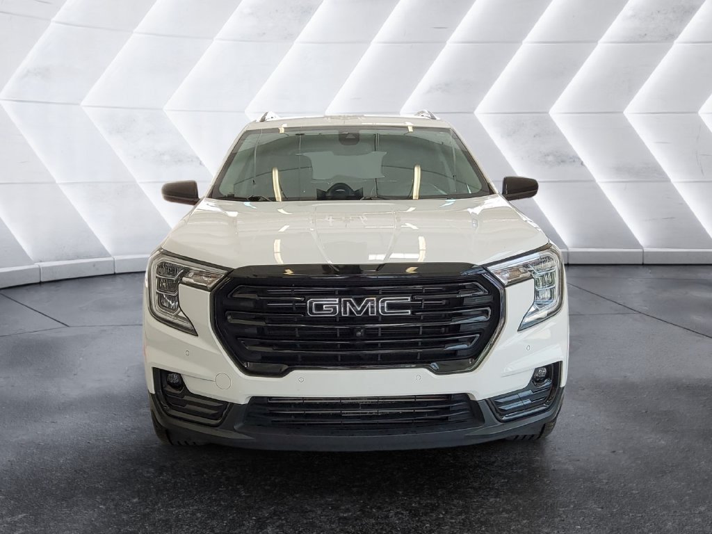 Used 2022 GMC Terrain SLT w/ Tech Package FWD image 2