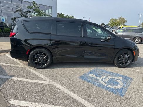 New 2026 Chrysler Pacifica Limited w/ Uconnect Theater Family Group image 35