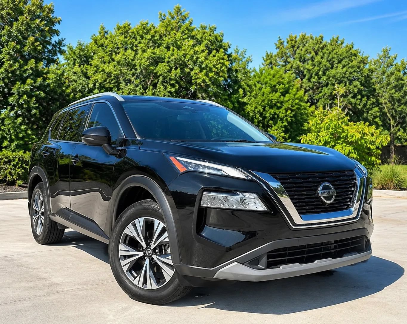 Used 2021 Nissan Rogue SV FWD image 1