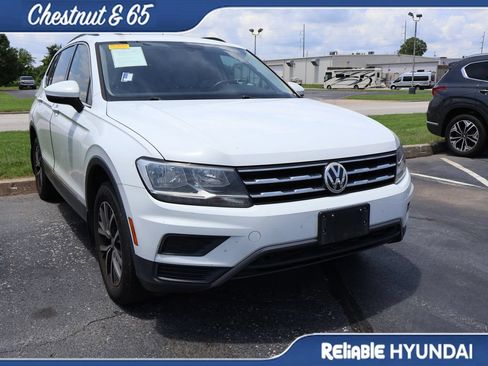 Used 2020 Volkswagen Tiguan SE w/ Panoramic Sunroof Package FWD image 2