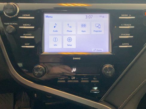 Used 2020 Toyota Camry SE w/ Convenience Package FWD image 13