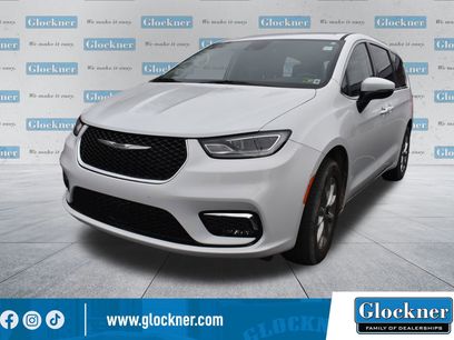 Used 2023 Chrysler Pacifica Touring-L w/ Uconnect Theater Family Group