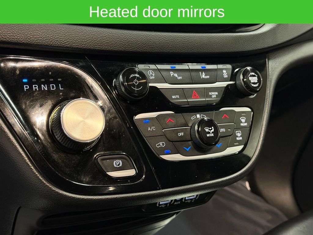 Used 2025 Chrysler Pacifica Select FWD image 30