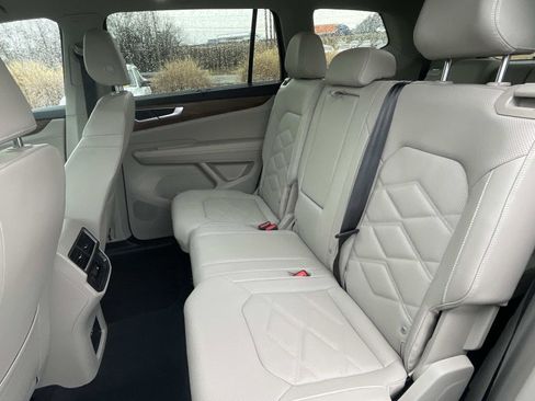 Certified 2025 Volkswagen Atlas SE w/ Panoramic Sunroof Package image 12