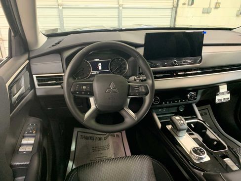 New 2025 Mitsubishi Outlander ES image 4
