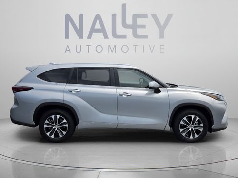 Used 2025 Toyota Highlander XLE FWD image 6