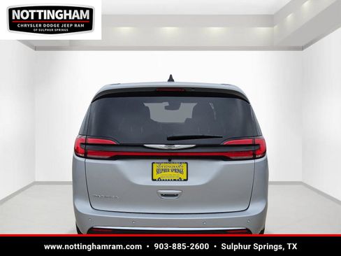 New 2026 Chrysler Pacifica Select image 4