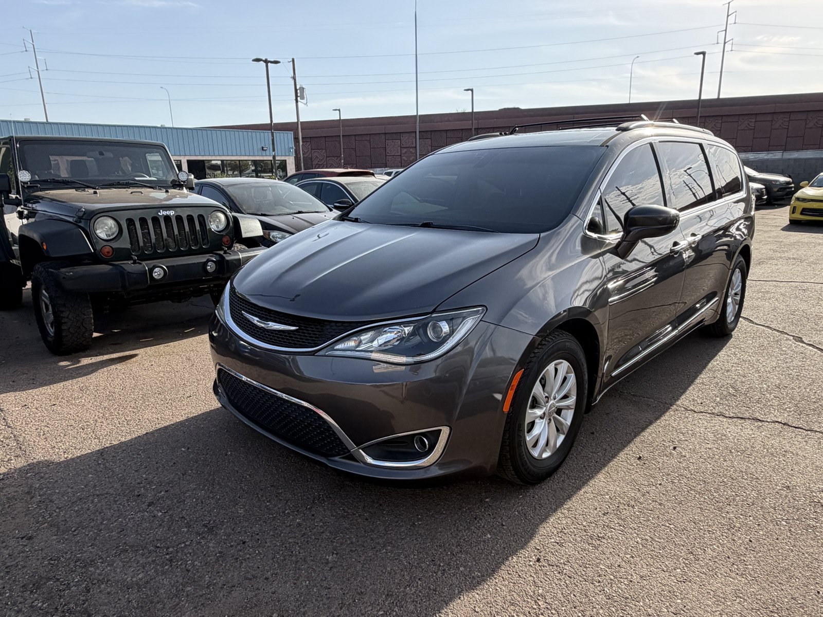 Used 2017 Chrysler Pacifica Touring-L FWD image 1
