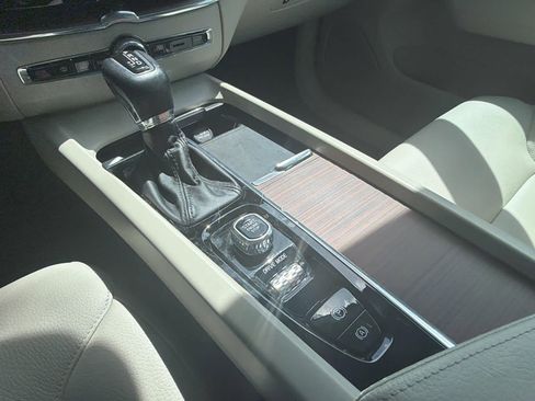 Used 2021 Volvo XC60 T5 Momentum w/ Advanced Package image 28