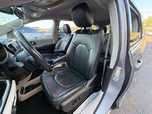 Used 2018 Chrysler Pacifica Touring-L FWD image 18