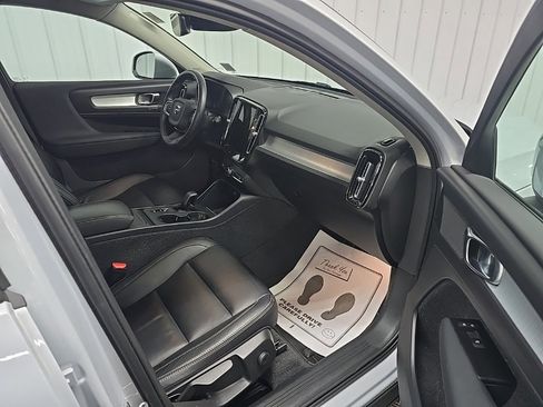 Used 2022 Volvo XC40 T5 Momentum w/ Climate Package image 16