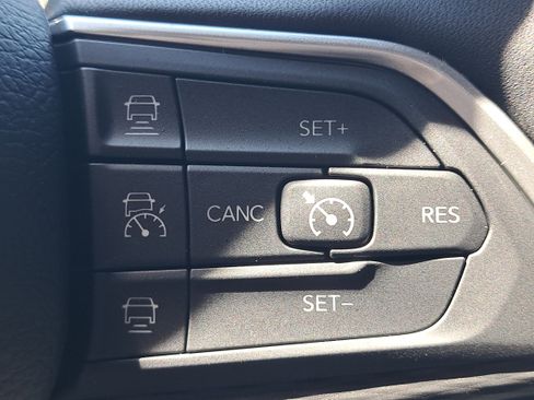 Used 2025 Jeep Grand Cherokee Altitude image 21