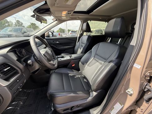 Used 2025 Nissan Rogue SV w/ SV Premium Package image 29