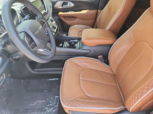 Used 2024 Chrysler Pacifica Pinnacle FWD image 15