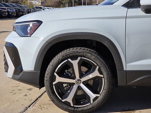 New 2026 Volkswagen Taos SEL image 5