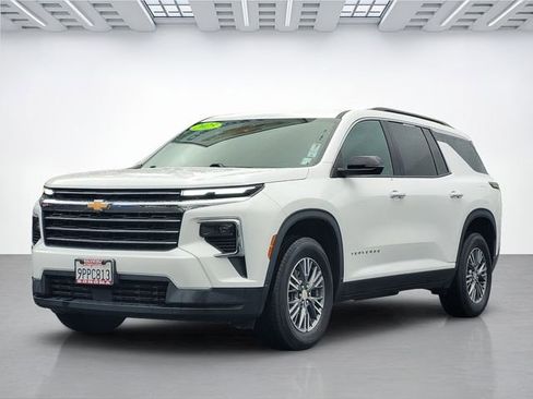 Used 2025 Chevrolet Traverse LT FWD image 8