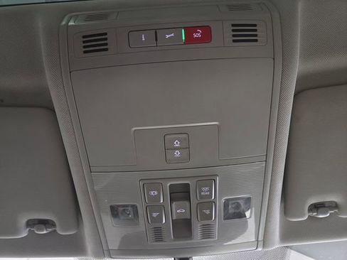 Used 2020 Volkswagen Tiguan SE w/ Panoramic Sunroof Package image 25