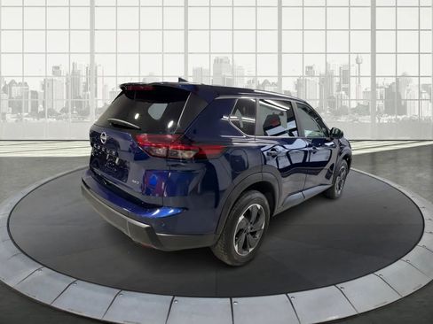 Used 2025 Nissan Rogue SV image 3