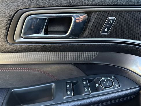 Used 2018 Ford Explorer XLT w/ Equipment Group 202A AWD/4WD image 11