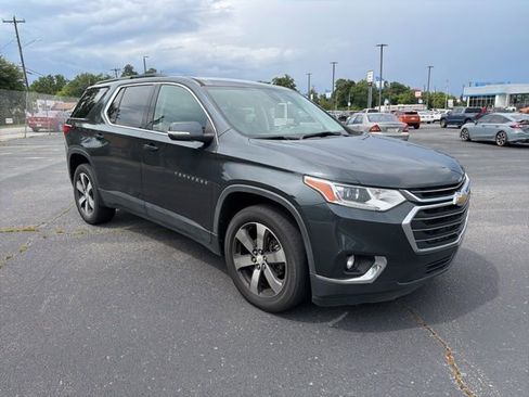 Used 2021 Chevrolet Traverse LT w/ LT Premium Package FWD image 4