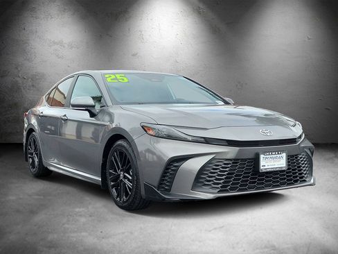 Used 2025 Toyota Camry SE w/ Convenience Package FWD image 2