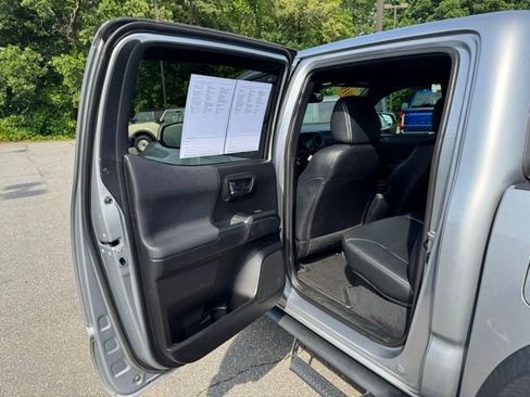 Used 2019 Toyota Tacoma TRD Off-Road AWD/4WD image 14