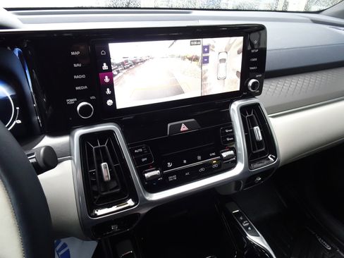 Used 2023 Kia Sorento SX Prestige image 19