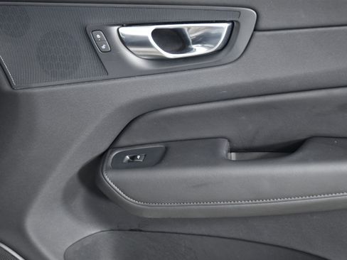 Used 2025 Volvo XC60 B5 Plus image 27