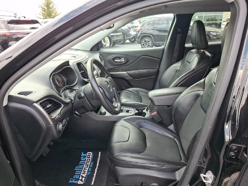 Used 2019 Jeep Cherokee Latitude Plus w/ Comfort/Convenience Group AWD/4WD image 17