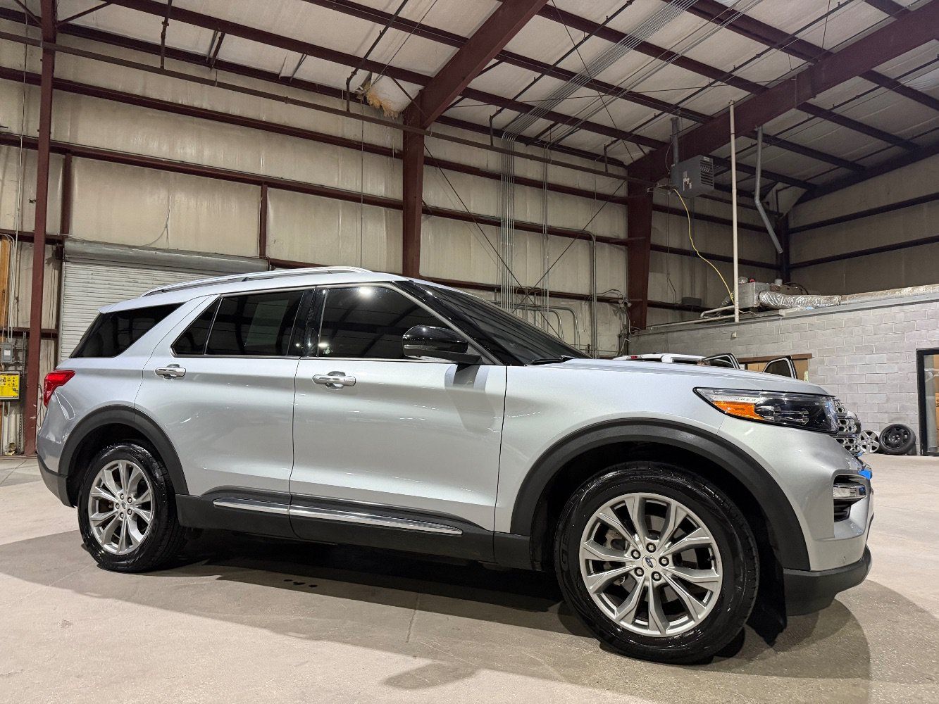 Used 2022 Ford Explorer Limited w/ Equipment Group 301A AWD/4WD image 3