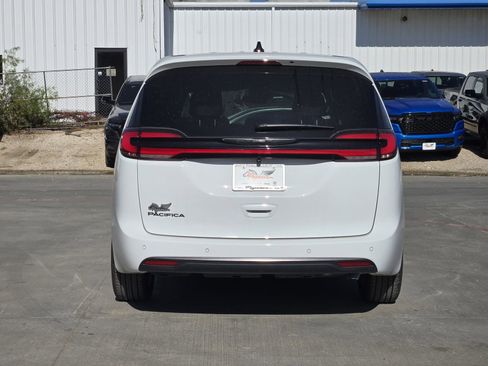 New 2026 Chrysler Pacifica Select image 7