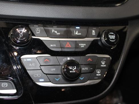 Used 2025 Chrysler Pacifica Select FWD image 31