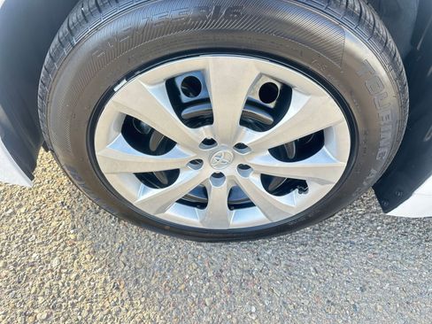 Used 2025 Toyota Corolla LE image 30