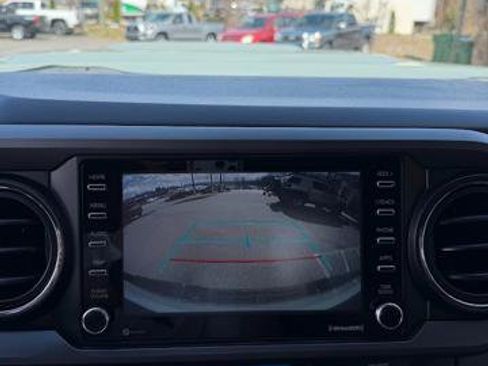 Used 2022 Toyota Tacoma TRD Sport w/ Technology Package AWD/4WD image 13