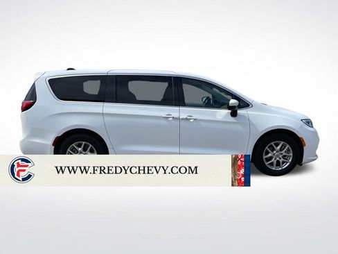 Used 2023 Chrysler Pacifica Touring-L FWD image 6