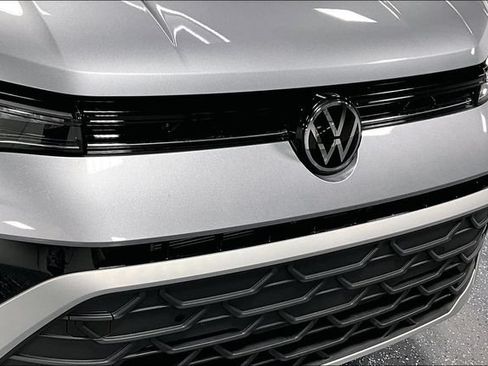 Used 2025 Volkswagen Taos SE AWD/4WD image 27