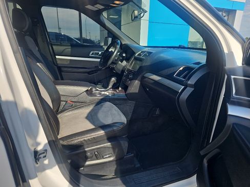 Used 2017 Ford Explorer XLT w/ Equipment Group 202A AWD/4WD image 10