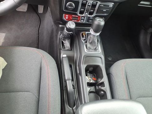Used 2025 Jeep Wrangler Unlimited Rubicon w/ Convenience Group AWD/4WD image 15