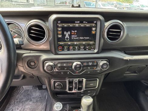 Used 2018 Jeep Wrangler Unlimited Sahara AWD/4WD image 11