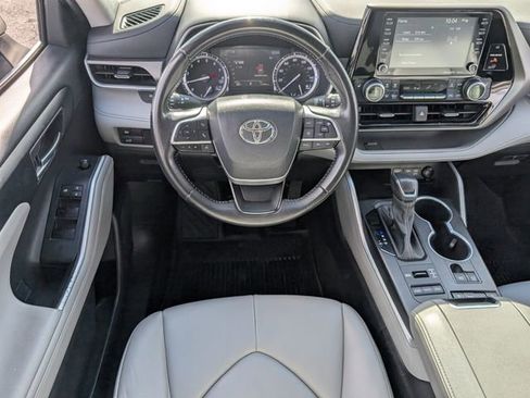 Used 2022 Toyota Highlander XLE image 10